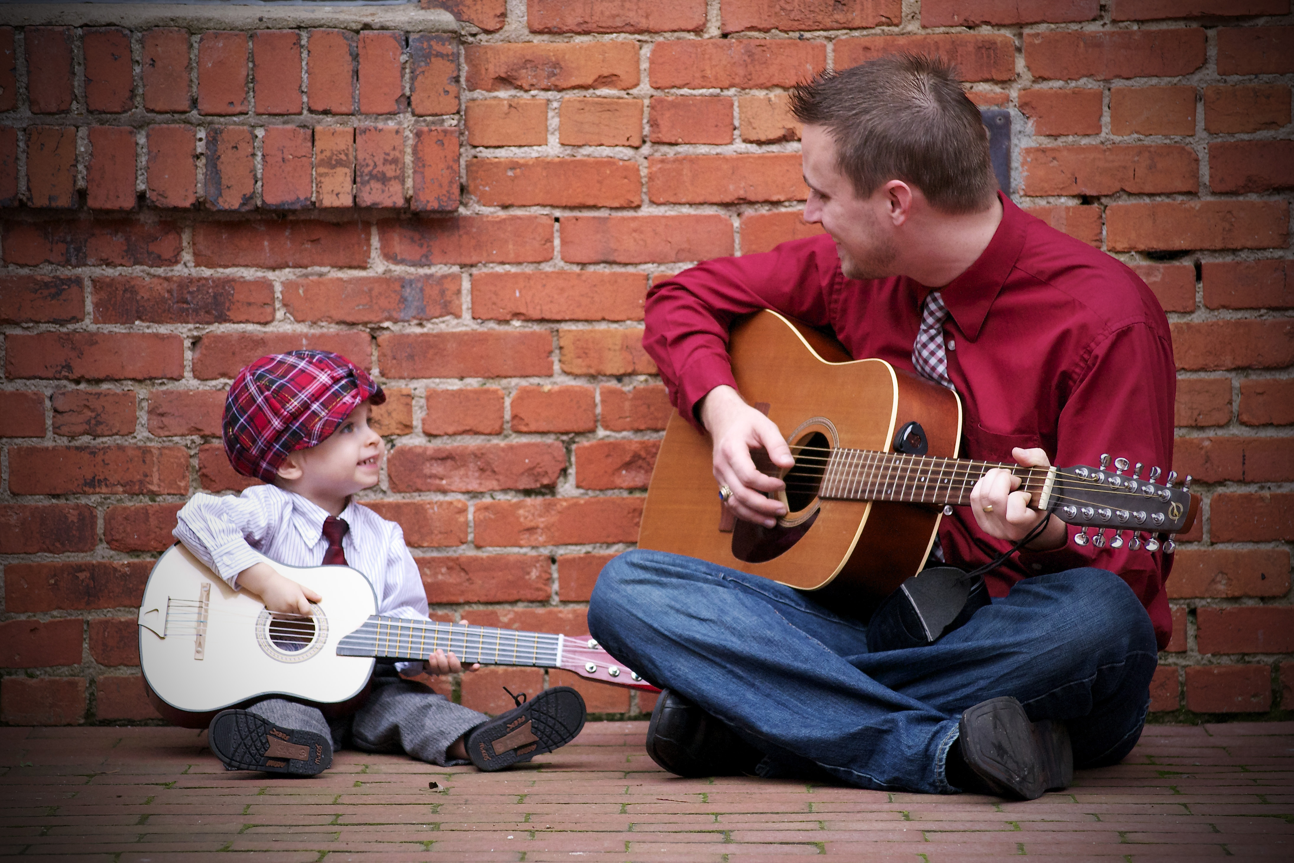 Отец и сын музыка. Гитара для детей. Мальчик с гитарой. Детская фотосессия с гитарой. Малыш с гитарой.